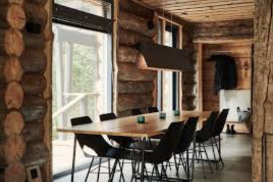 Ruokapöytä hirsitalossa.